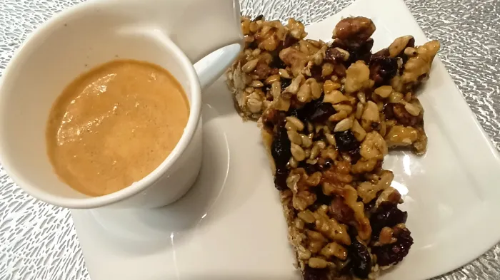Жара в Миассе стоит — спасаемся только прохладой в мастерской и... сыром!  Знаете, что идеально спасает в зной? Сырная тарелка с молодыми сырами, свежей зеленью и холодным томатным соком. Берёте нашу рикотту — она лёгкая, воздушная, как облако. Добавляете немного свежей мяты, капельку оливкового масла, помидорки черри... И вуаля — ужин готов, и плиту включать не пришлось.А если хочется чего-то посытнее — наша паста с сырным соусом спасёт любой вечер. Достал из холодильника, разогрел — и ты уже не человек, а