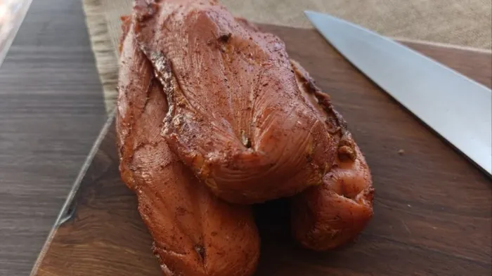 Сырокопчёная куриная грудка на деревянной доске с ножом — карпаччо, Легенды вкуса